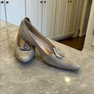Size 7.5 Manola Blahnik Pale Gray suede low heel pumps